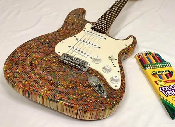 21. Гитара из цветных карандашей 😍