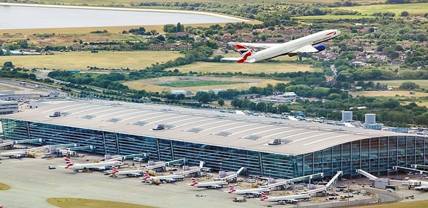 10. Какой аэропорт самый большой в Европе по пропускной способности?