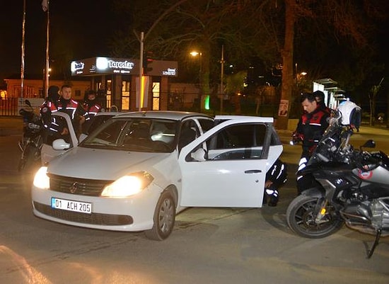 Bilin Bakalım Nerede? 'Dur' İhtarına Uymayıp Kaçan Otomobilden Polise 'Kimyon' Atılmış