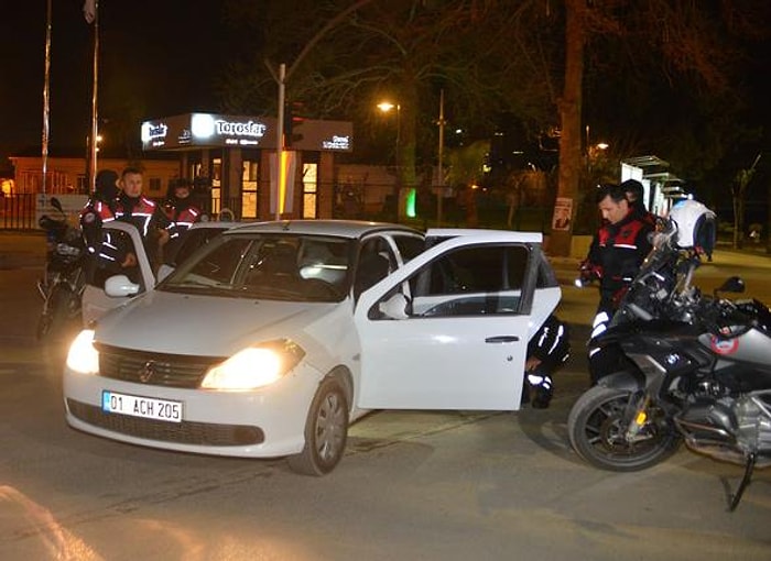 Bilin Bakalım Nerede? 'Dur' İhtarına Uymayıp Kaçan Otomobilden Polise 'Kimyon' Atılmış