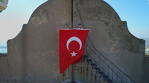 14 Mart sabahı, Hikmet Bey ve arkadaşları devasa bir Türk bayrağı hazırladılar. Sonra İngiliz nöbetçileri atlatarak okulun iki kulesinin arasındaki çatıya çıktılar.