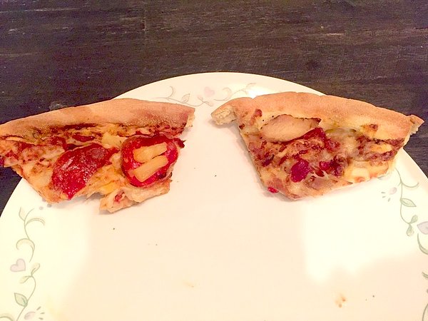 2. "Eşimden 2 dilim pizzayı ikiye bölmesini istedim böylelikle oğlum da iki farklı pizza yiyebilecekti. Sonuç bu oldu. Şaka yapmıyorum."
