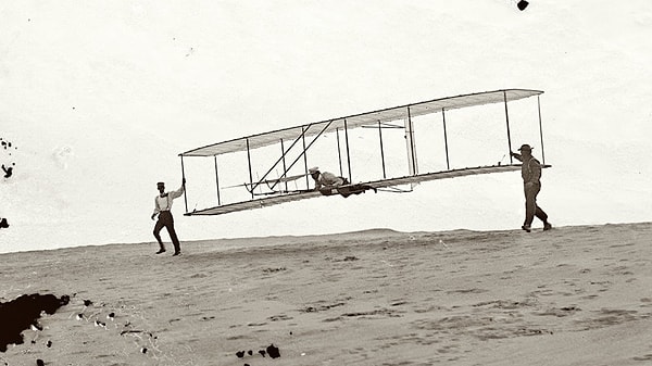 7. Первый полет на самолете совершили...