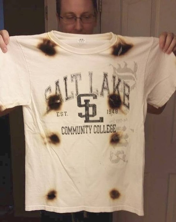 7. "Муж моей подруги подумал, что может засунуть свою футболку в микроволновку, чтобы она высохла быстрее".