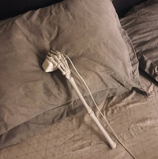 15. "Как мой муж оставляет мне зарядку для телефона". Почти современное искусство.