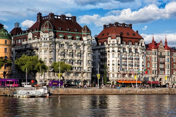 3. В какой стране находится Стокгольм?