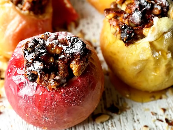 3. Ну а как насчет запечённых яблок с орехами и медом?