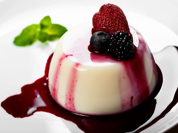 7. Панна котта - сливочный десерт с ягодным соусом. Любите такое?