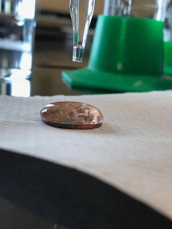 4. Эта монетка показывает нам силу поверхностного натяжения воды.