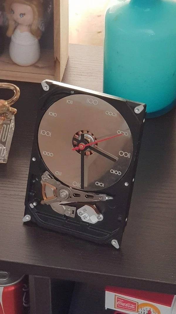13. Новая жизнь старых вещей: часы, сделанные из старого дисковода.