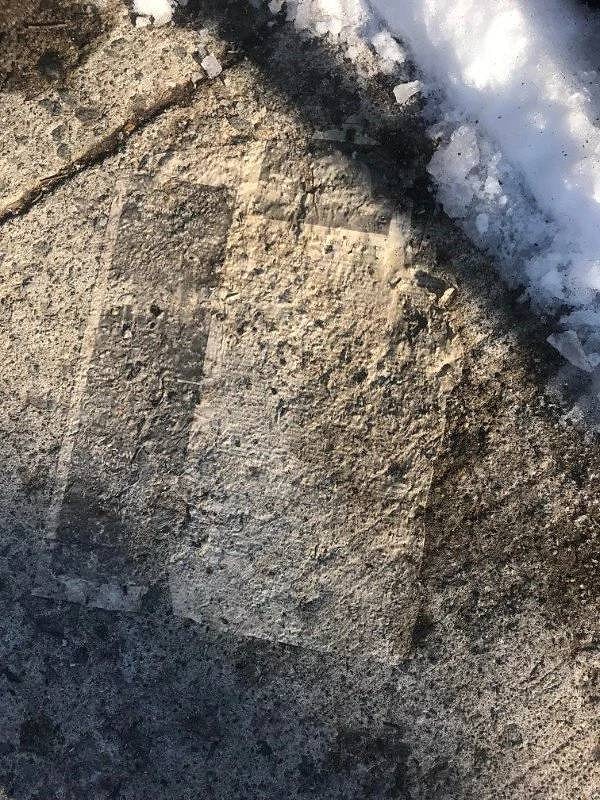 15. Старая газета, ставшая одним целым с тротуаром.