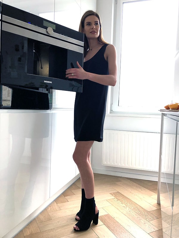 9. День 7: Да, просто маленькое черное платье с черными туфлями на каблуке с открытым носком