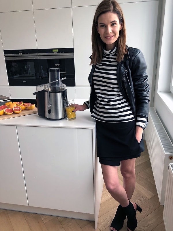 12. День 10: Водолазка и кожаная куртка в паре с мини-юбкой и черными туфлями на высоком каблуке