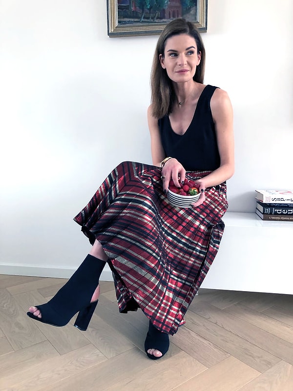 14. День 12: Плиссированная юбка с черным платьем (носится как топ) и каблуками с открытым носком