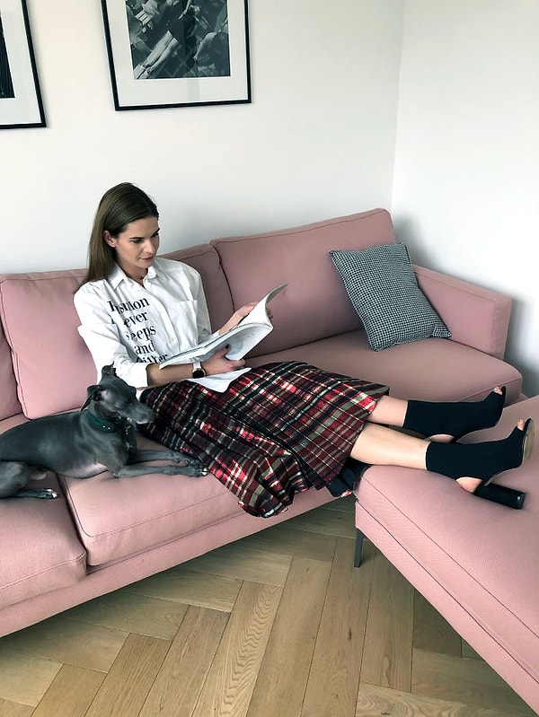 15. День 13: Белая рубашка в дуэте с плиссированной юбкой + черные каблуки