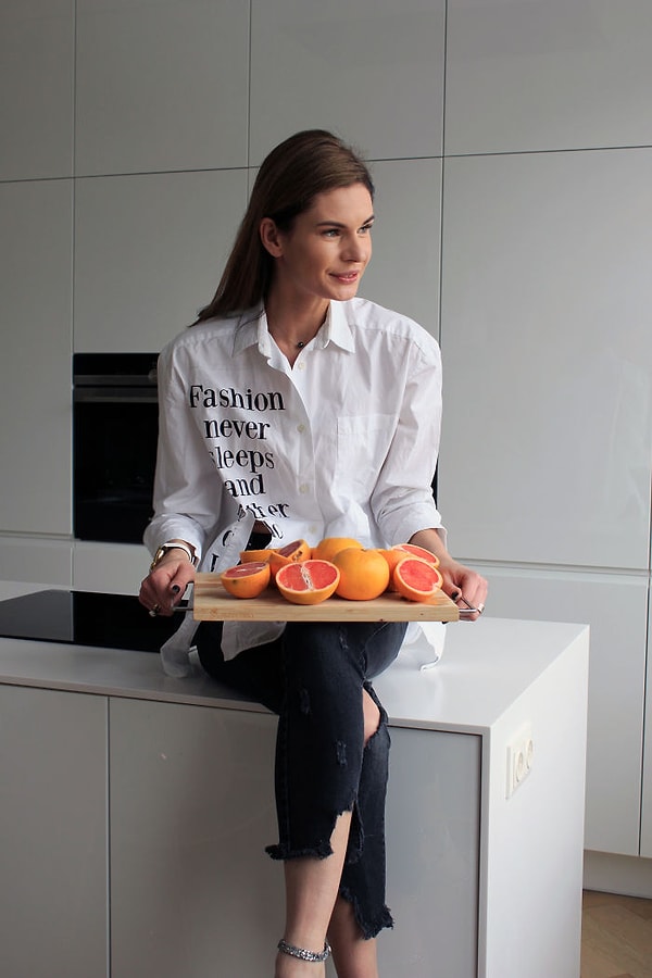 17. День 15: Стильное сочетание: белая рубашка + джинсы