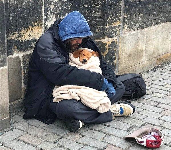 25. "Prag'da köprüden geçerken bu adamı ve köpeğini gördüm. Hava -4 dereceydi ve o elindeki tek battaniyeyi köpeğini sarmak için kullaıyordu. Gerçekten sevgiyle yapılmış bir hareket."