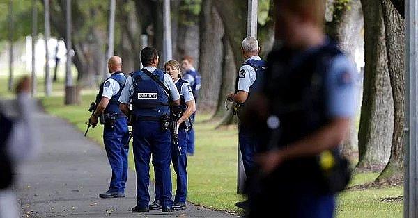 Yeni Zelanda'nın Christchurch kasabasında cuma namazı sırasında iki camiye silahlı saldırı düzenlendi. Sosyal medyadan canlı olarak yayınlanan katliamda 49 kişi yaşamını yitirdi, 20 kişi yaralandı.