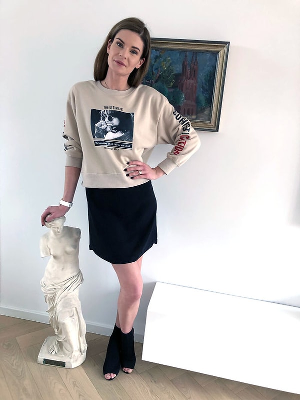 30. День 28: Черное платье под джемпером в паре с черными каблуками