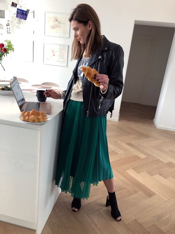 32. День 30: Стильное завершение месяца в плиссированной юбке, джемпере, кожаной куртке и каблуках с открытым носком!