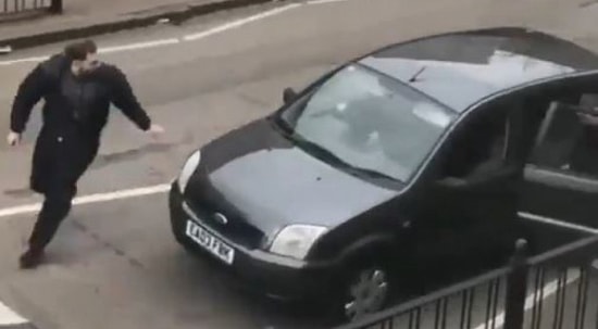 Londra'da Cami Önünde Bekleyen Müslümanlara Çekiç ve Sopalı Saldırı