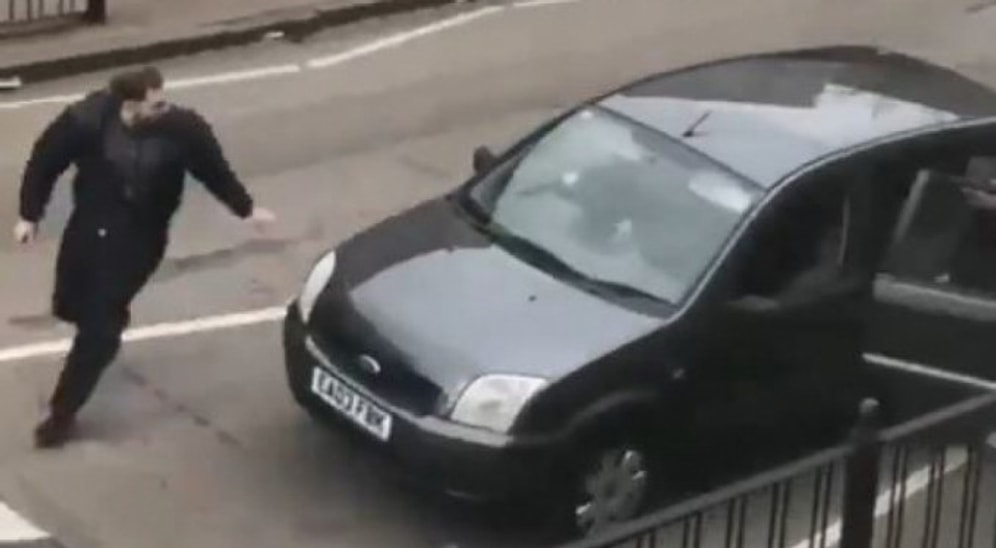 Londra'da Cami Önünde Bekleyen Müslümanlara Çekiç ve Sopalı Saldırı
