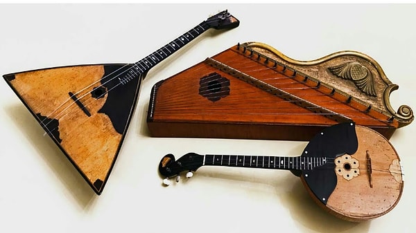 2. Больше всего струн у...