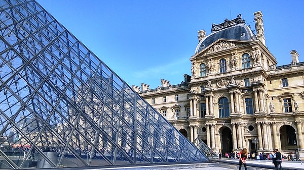7. Музей Лувр находится в...