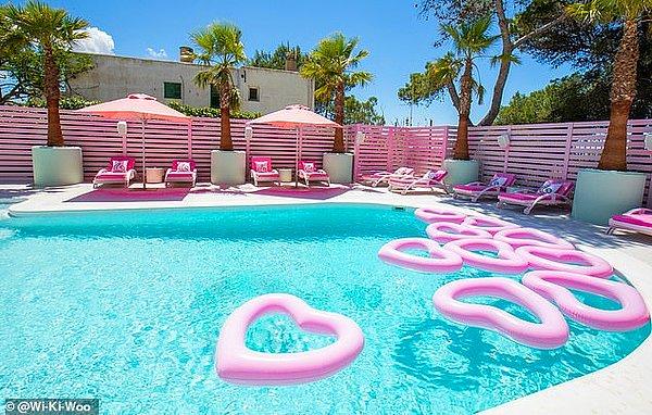İbiza'nın San Antonio kıyısında yer alan bu otel, tam bir Instagram cenneti olması ile ünlendi.