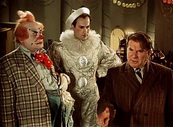 3. Чем не воспитаешь зрителя, по мнению Огурцова из "Карнавальной ночи"?