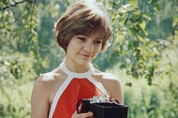 7. Что делал миелофон из фильма «Гостья из будущего»?