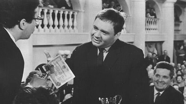 8. В каком журнале очень хотел работать фотограф, герой фильма «Зигзаг удачи»?