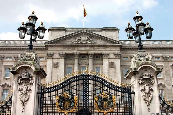 9. Тема "География". Что означает, если в Лондоне над Букингемским дворцом поднят флаг?