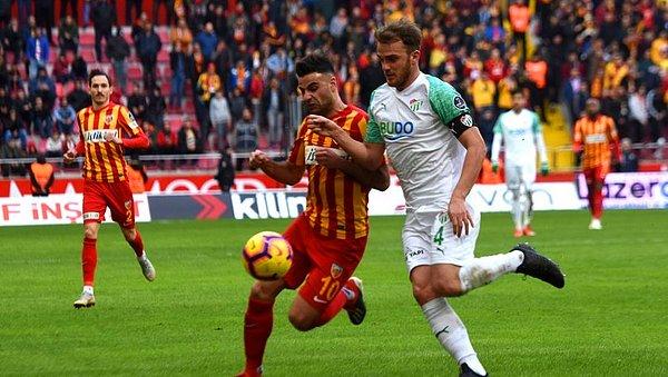 48. dakikada 2 gol olan Kayserispor - Bursaspor mücadelesinde Kayserispor 10 kişi kaldı ancak mücadelede başka gol olmadı ve 1-1 bitti.