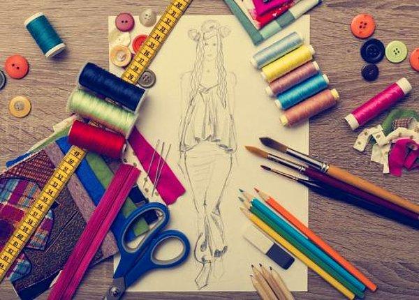 Stilist (Fr. Styliste): Bir moda koleksiyonunun ürünlerinde kendi yaratıcılığı ya da seçimiyle, çizgileri ve kullanılacak malzemeyi belirleyen ve bu ürünlerin hazırlanışını denetleyen kişi.