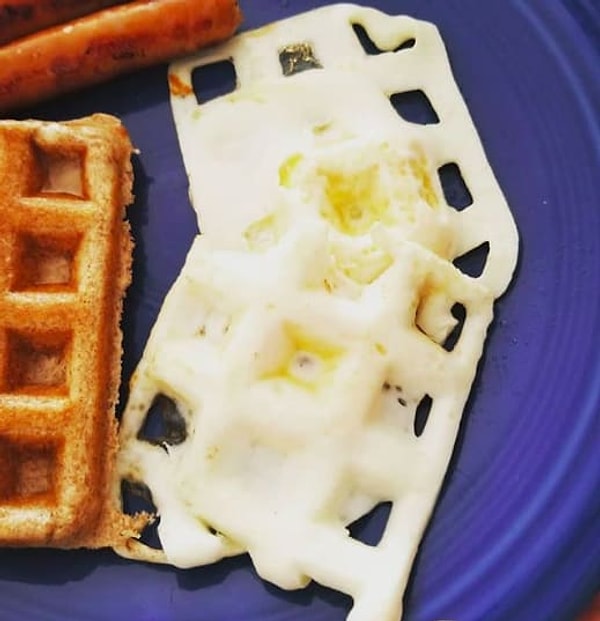 2. Чтобы не производить еще одну лишнюю жирную сковородку, отец уровня «гуру» просто кинул пару яиц жариться в вафельницу.