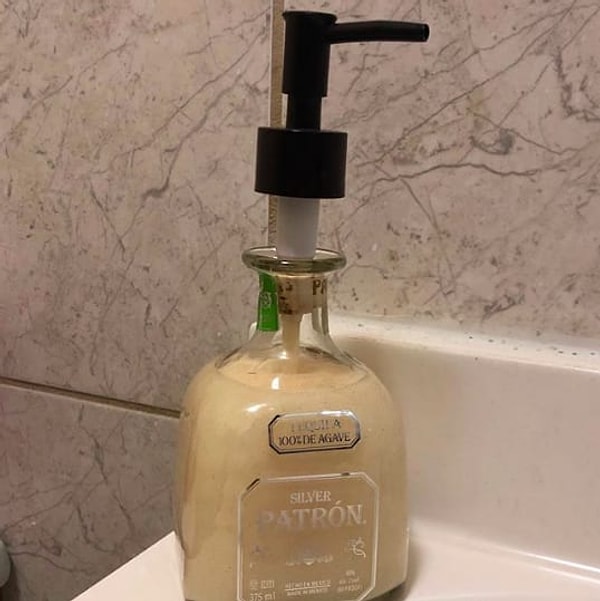 5. Этот папаша знает, как огородить дорогое жидкое мыло от посягательств детей.