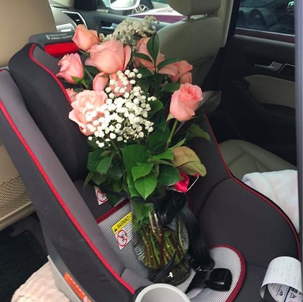12. Этот папа знает, как довезти букет для мамы в целости и сохранности.
