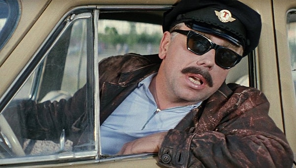 8. Выберите пропуск в фразе, которую Лёлик говорит Геше, когда тот мучается с утра похмельем: «Будет тебе и ванна, будет тебе и кофа, будет и (…) . Поехали!»