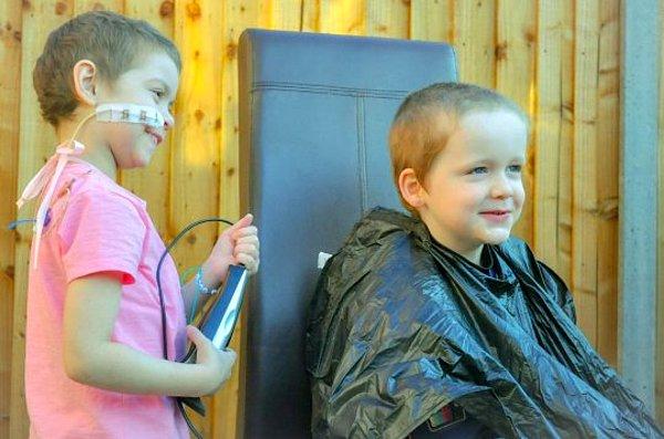 Oisín, en yakın arkadaşının hasta olduğunu duyduğu zaman ne yapabileceğini düşündü ve Lulu için kurulan fona yardım olması için saçlarını kesmek istedi.