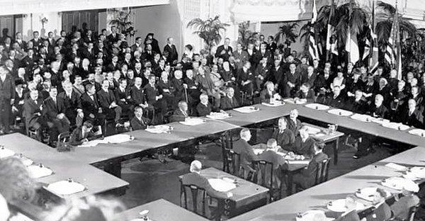 1920: ABD Senatosu, Versay Antlaşması'nı onaylamayı reddetti.