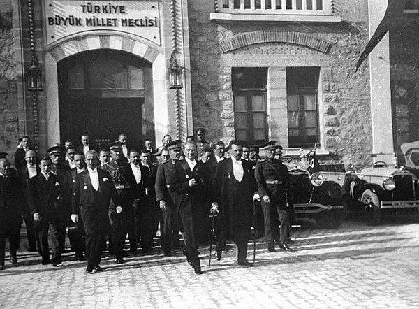 1920: Mustafa Kemal, Ankara'da bir Meclis toplanması amacıyla genelge yayımladı.