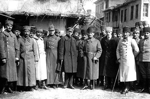 1945: SSCB, bir nota ile 1925 tarihli Türk-Sovyet Dostluk ve Tarafsızlık Antlaşması'nı yenilemeyeceğini bildirdi.