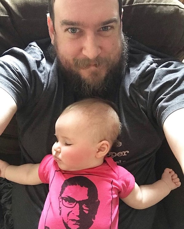 16. Этот папаша использует селфи, чтобы узнать, уснул ли его ребенок.