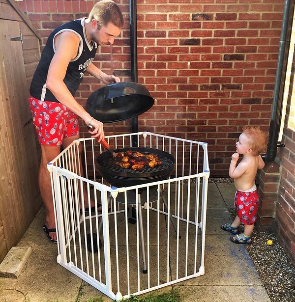 1. Этого папашу озарила блестящая идея того, как обезопасить своего малыша во время летнего барбекю 🥩