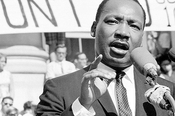 1965: Martin Luther King, 3200 kişilik bir grupla, insan hakları yürüyüşü için Selma, Alabama'dan Montgomery, Alabama'ya doğru yola çıktı.