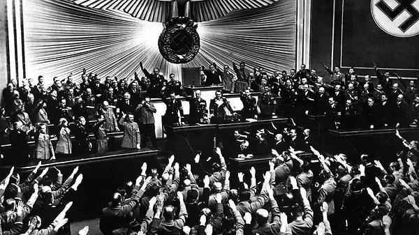 1933: Alman Millî Meclisi Reichstag, Adolf Hitler'e kararnamelerle ülkeyi yönetme yetkisi verdi.