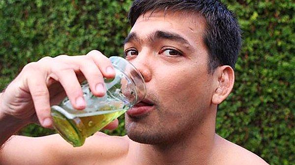 8. Ünlü bir MMA dövüşçüsü olan Lyoto Machida, kendi idrarını içiyor çünkü çok sağlıklı olduğuna inanıyor.