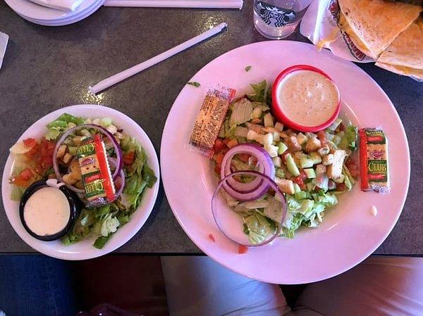 3. "Gittiğim restoranın, ek salatası ve porsiyon salatasının miktarı aynı fakat biri sadece daha büyük tabağa konmuş."
