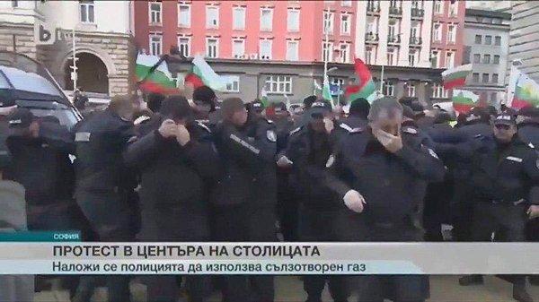 Olay, başkent Sofya’da parlamento önünde gerçekleştirilen hükümet karşıtı protesto sırasında yaşandı.